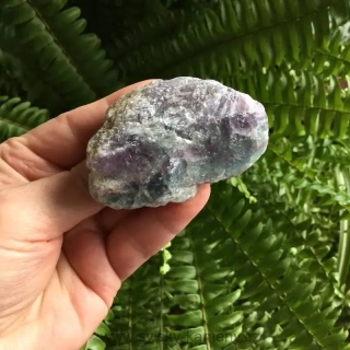 FLUORIT surový kámen velikost 62 x 44 x 34 mm, 124g.
